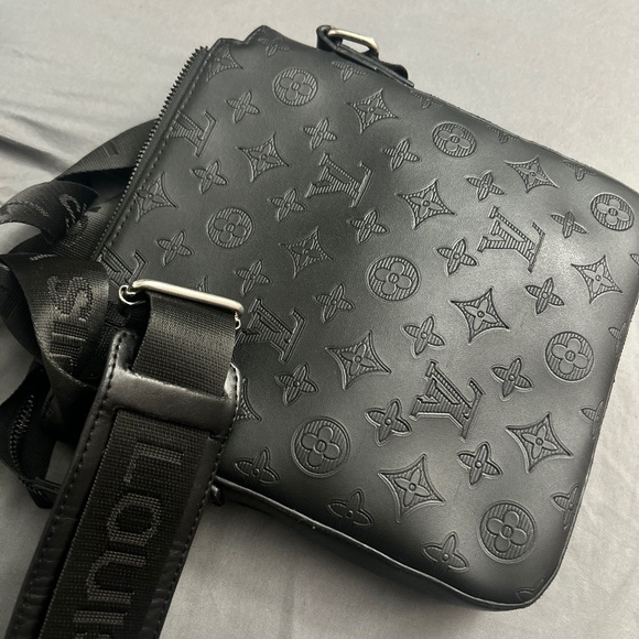 Louis Vuitton bag - Picture 1 of 3
